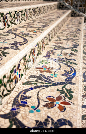 Vertikale in der Nähe von malerische Mosaiken in Kalkutta Jain Tempel in Kalkutta aka Kalkutta, Indien. Stockfoto