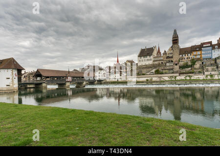 Horizontale Ansicht der historischen, mittelalterlichen Altstadt von Bremgarten im Schweizer Kanton Aargau und der Reuss Stockfoto