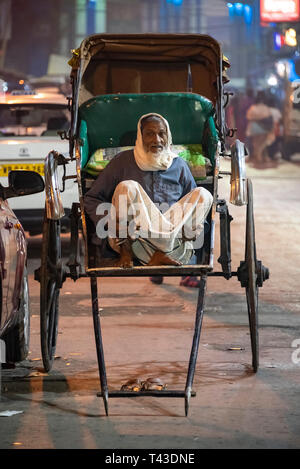 Vertikale Portrait einen gezogenen Rikscha Eigentümer für Business in Kalkutta aka Kalkutta, Indien warten. Stockfoto