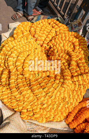 Vertikale Nahaufnahme von Ringelblume Girlanden an Mullik Ghat Blumenmarkt in Kalkutta aka Kalkutta, Indien. Stockfoto