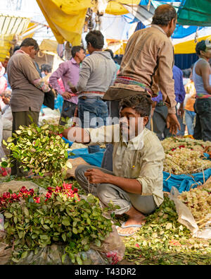 Vertikale Porträt der blumenverkäufer an Mullik Ghat Blumenmarkt in Kalkutta aka Kalkutta, Indien. Stockfoto