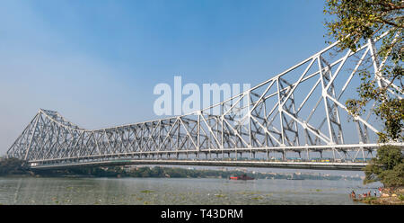 Horizontale Panoramablick der Howrah Bridge in Kalkutta aka Kalkutta, Indien. Stockfoto