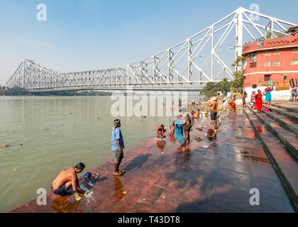 Horizontale Ansicht von Menschen waschen bei einem Ghat im Hooghly River in Kalkutta aka Kalkutta, Indien. Stockfoto