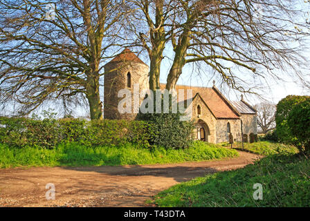 Ein Blick auf die Pfarrkirche Allerheiligen an Freethorpe, Norfolk, England, Vereinigtes Königreich, Europa. Stockfoto