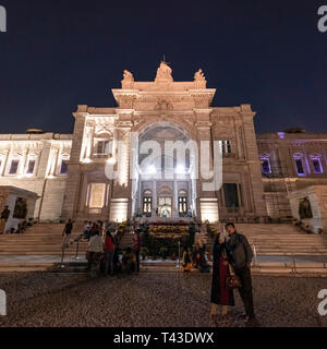 Blick auf den Platz der Queen Victoria Memorial bei Sonnenuntergang in Kalkutta aka Kalkutta, Indien. Stockfoto