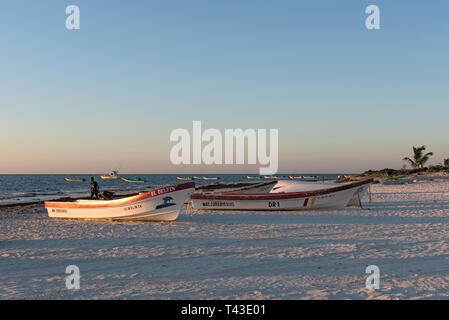 Fischerboote bei Sonnenaufgang am Playa pescadores in Tulum, Mexiko Stockfoto
