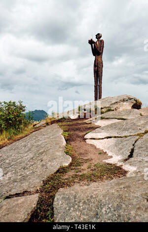 "Der Mann aus dem Meer" Skulptur von Killi Olsen an Bø Museum auf der Insel Langoya in den Vesterålen Inseln Nordland Norwegen Stockfoto
