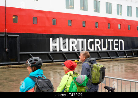 Wartende Fahrgäste an Bord des Norwegischen Hurtigruten Kreuzfahrt, Fähre und Cargo unternehmen, das reisen Auf Norwegens westlichen und nördlichen Küste zu Stockfoto