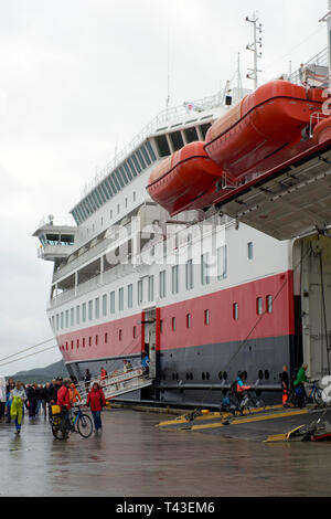 Wartende Fahrgäste an Bord des berühmten norwegischen Hurtigruten Kreuzfahrt, Fähre und Cargo unternehmen, das reisen Auf Norwegens westlichen und nördlichen Küste zu Stockfoto