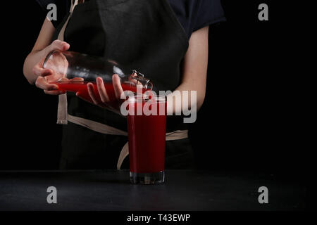 Frau hand Cocktail hautnah. Sommer trinken. Stockfoto