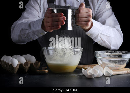 Sichten Mehl auf dunklem Hintergrund. Rezept Kuchen oder Kuchen machen Konzept. Stockfoto