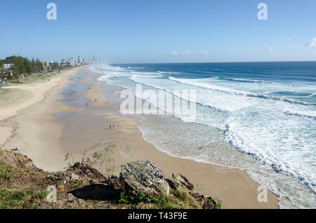 Miami Beach, Surfers Paradise, Gold Coast, Queensland, Australien, Surfers Paradise in Distanz. Stockfoto