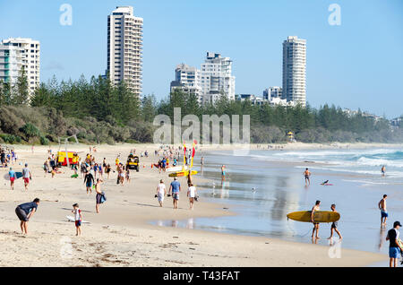 Die Leute am Strand, Schwimmen und Surfen, bei Burleigh Heads, Gold Coast, Queensland, Australien Stockfoto