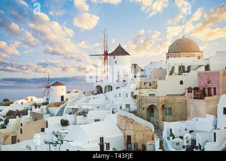 Erstaunlich Santorin Panorama. Santorini Landschaft gegen Sonnenaufgang Himmel mit Wolken Stockfoto