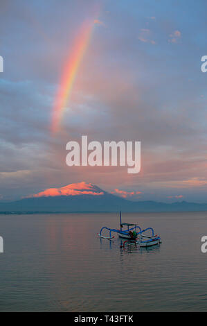 Schönen Regenbogen über Mount Agung Vulkan von Sanur Beach in Bali, Indonesien Stockfoto