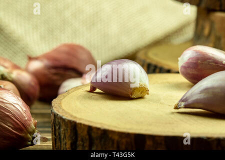 Nahaufnahme von schalotten auf hölzernen Tisch Hintergrund. Stockfoto