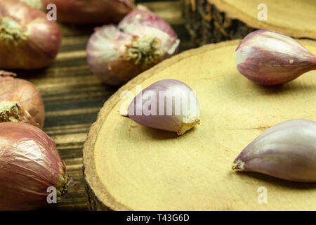 Nahaufnahme von schalotten auf hölzernen Tisch Hintergrund. Stockfoto