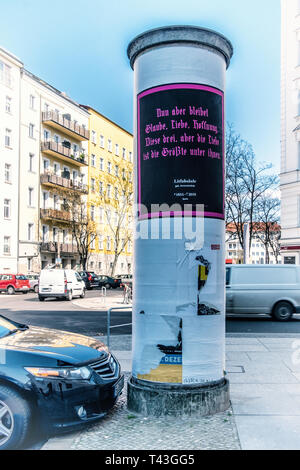 Berlin, Mitte. Litfaßsäule, Spalte 1854 Litfass-2019. Zylindrische Werbung Spalten, die durch die Deutschen Drucker Ernst Litfass im Jahr 1854 erfunden. Stockfoto