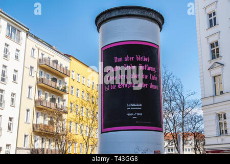 Berlin, Mitte. Litfaßsäule, Spalte 1854 Litfass-2019. Zylindrische Werbung Spalten, die durch die Deutschen Drucker Ernst Litfass im Jahr 1854 erfunden. Stockfoto