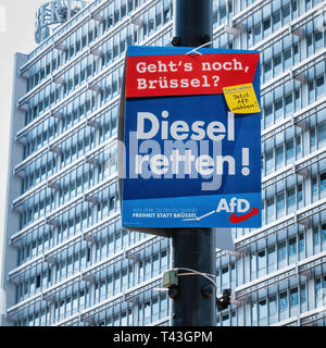 Berlin. Wahlplakat, Wahlen zum Europäischen Parlament 23.-26. Mai 2019, die AfD Poster unterstützt die Verwendung von Diesel. Rechtsradikale Partei will Diesel zu speichern. Stockfoto