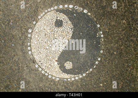 Bild von Yin-yang Symbol aus kleinen Stein Steine außerhalb eines Restaurants in Ubud, Bali Stockfoto