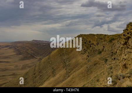 Blick auf die Halbwüste und Steppe Gareja Berg, in der Nähe von David Gareja Monastery in Georgien Stockfoto