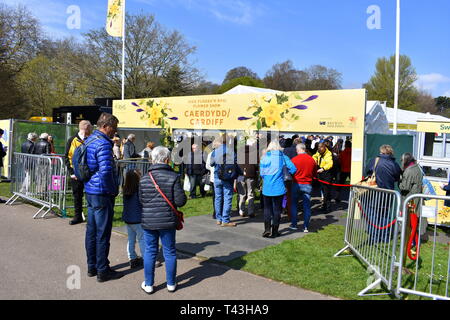 Die Menschen in der Warteschlange am Eingang des RHS flower show Cardiff, Bute Park, Cardiff, South Glamorgan, Wales Stockfoto