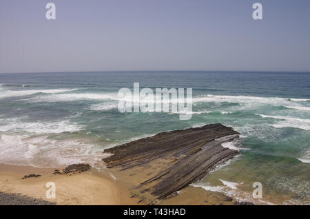 Klippen in Praia da Fateixa. Arrifana Atlantik Küste in der Algarve, im Süden Portugals. Stockfoto