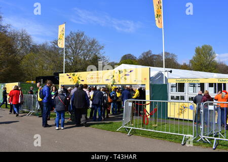 Die Menschen in der Warteschlange am Eingang des RHS flower show Cardiff, Bute Park, Cardiff, South Glamorgan, Wales Stockfoto