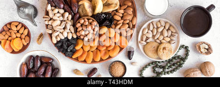 Traditionelle muslimische Iftar Essen, kopieren. Ramadan Kareem mit Premium Termine, Nüsse, getrocknete Früchte, Kaffee und Milch, Banner. Stockfoto