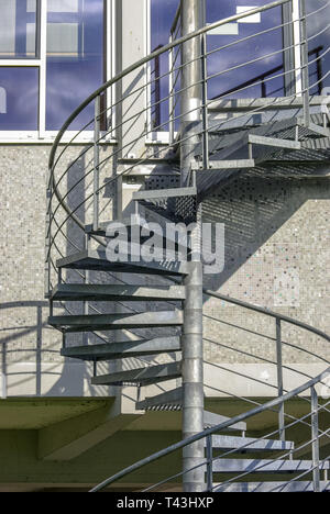 Wendeltreppe an der Außenfassade Eines modernen Architektur in Konstanz am Bodensee, Baden-Württemberg, Deutschland, Europa. Stockfoto