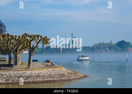 Konstanz am Bodensee, Baden-Württemberg, Deutschland: Eine Exkursion Boot segelt in den Nebel vom Bodensee, die über den Hafen hängt. Stockfoto