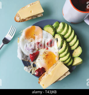 Gesundes Frühstück essen, Gefüllte Eier Omelett mit Gemüse, Background Copy space Top View Stockfoto