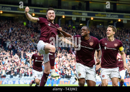 Herzen Johannes Souttar feiert zählende zweite Ziel seiner Seite des Spiels mit Uche Ikpeazu und Christophe Berra während der William Hill Scottish Cup, Halbfinale Spiel im Hampden Park, Glasgow. Stockfoto