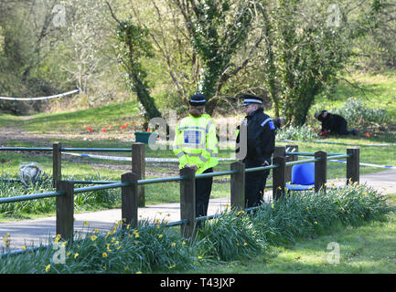 Die Polizei und die Unterstützung der Gemeinschaft Offiziere Park im Süden von Wales, wo ein 13-jähriger Junge nach gefunden werden bewusstlos am Freitag Abend gestorben. Stockfoto