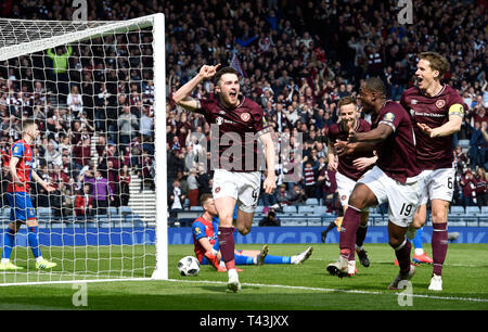 Herzen Johannes Souttar (links) feiert zählende zweite Ziel seiner Seite des Spiels mit Herzen Uche Ikpeazu und Herzen Christophe Berra während der William Hill Scottish Cup, Halbfinale Spiel im Hampden Park, Glasgow. Stockfoto