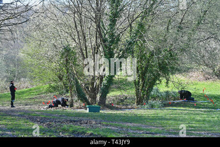 Polizei suche Ystrad Mynach Park im Süden von Wales, wo ein 13-jähriger Junge nach gefunden werden bewusstlos am Freitag Abend gestorben. Stockfoto