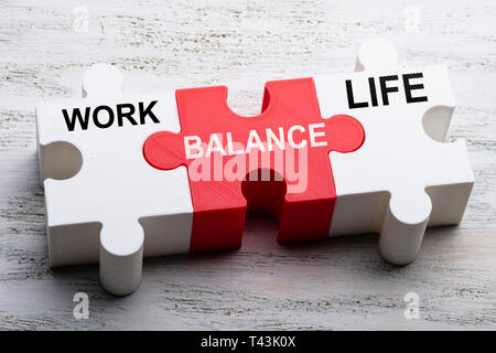 Balance und Leben Worte auf einem Stück Puzzle geschrieben Stockfoto