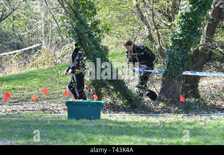 Polizei in Ystrad Mynach Park im Süden von Wales, wo ein 13-jähriger Junge nach gefunden werden bewusstlos am Freitag Abend gestorben. Stockfoto