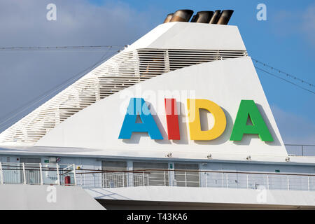 AIDA Logo auf den Trichter von kreuzfahrtschiff AIDAaura. AIDA Cruises ist eine von zehn Marken von Carnival Corp. Stockfoto