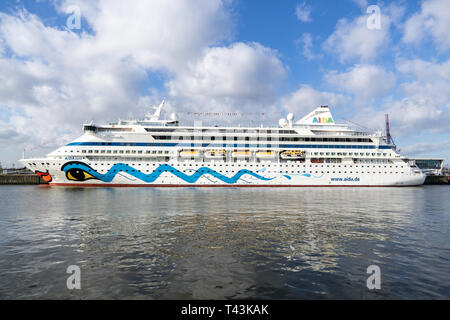 AIDAaura am Cruise Center Steinwerder, einer von drei Terminals für Kreuzfahrtschiffe in Hamburg. AIDAaura ist das dritte Schiff der AIDA. Stockfoto