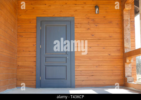 Hölzerne Eingangstür auf weißem Hintergrund. Stockfoto