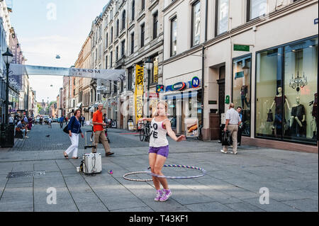 Norwegen, Oslo. August 1, 2013. Mädchen gymnast Tanzen im Quadrat mit Oslo. Zusätzliche Einnahmen für den Schüler. Editorial. Stockfoto