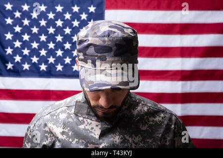 Vorderansicht des Soldaten Vor US Flag Stockfoto