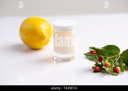 Organische Nahrung Gesichts Creme mit Vitamin C, Hautpflege bio-Konzept mit Zitrone und grünem Kaffee auf hellen Hintergrund. Platz für Text Stockfoto