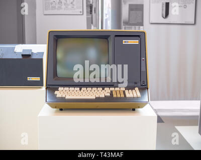 TERRASSA, SPANIEN - 19. MÄRZ 2019: AEG Serie 80 Deutsche Computer der 70er im Nationalen Museum für Wissenschaft und Technologie von Katalonien Stockfoto