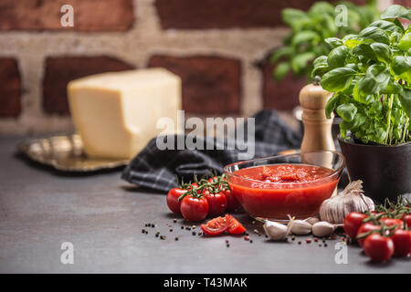 Tomatensauce Tomaten Basilikum Pasta Spaghetti Olivenöl und Parmesan. Stockfoto