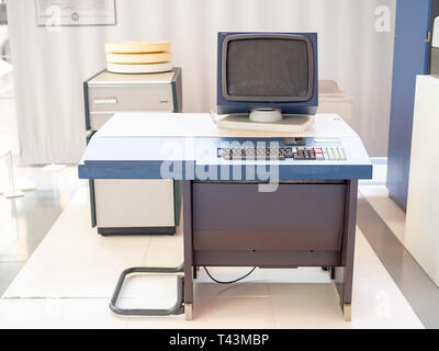 TERRASSA, SPANIEN - 19. MÄRZ 2019: Personal Computer der 70er im Nationalen Museum für Wissenschaft und Technologie von Katalonien Stockfoto