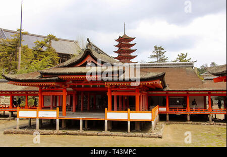 MIYAJIMA, Japan - 01 April, 2019: Itsukushima Schrein Tempel in Miyajima, Japan. Stockfoto