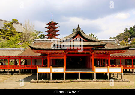 MIYAJIMA, Japan - 01 April, 2019: Itsukushima Schrein Tempel in Miyajima, Japan. Stockfoto